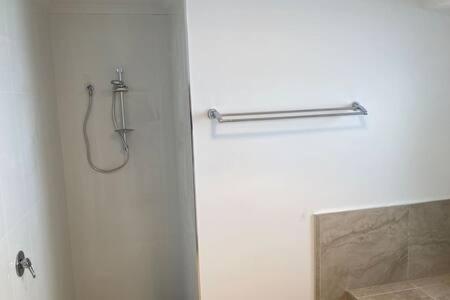 Spacious Modern Home Outstanding Views Sleeps 9 Хобарт Экстерьер фото