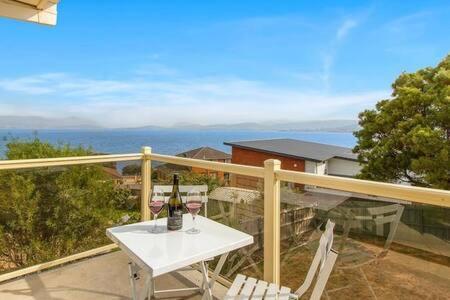 Spacious Modern Home Outstanding Views Sleeps 9 Хобарт Экстерьер фото