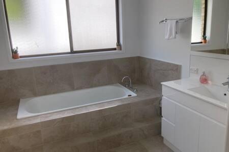 Spacious Modern Home Outstanding Views Sleeps 9 Хобарт Экстерьер фото